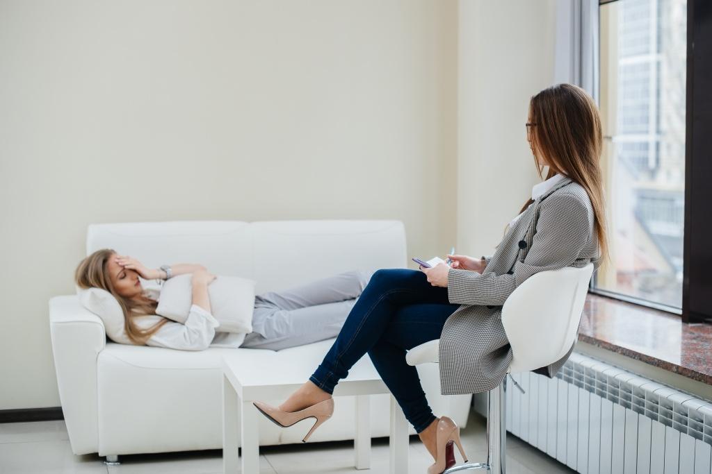 кому помогает психолог-консультант